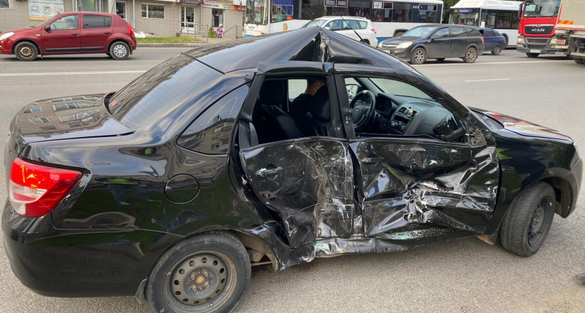 В Кирове на улице Воровского столкнулись Volkswagen и Lada, двое пострадали