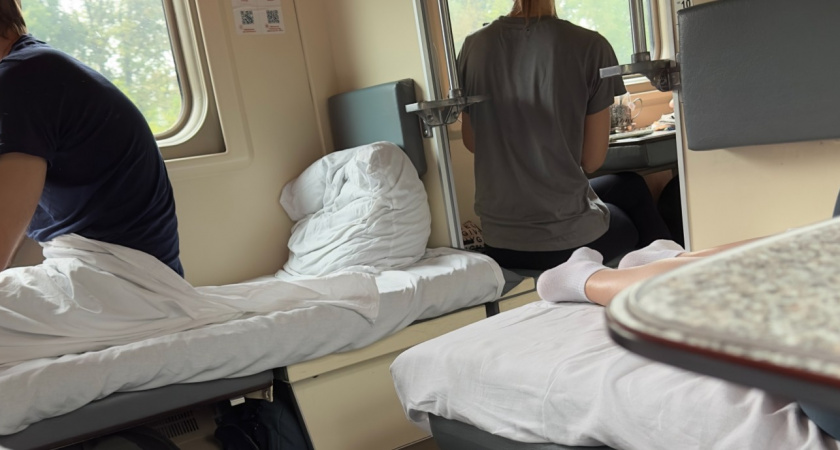 "Он ребенок, ему можно все. Попробуйте только слово сказать": мама с сыном испортили поездку всему вагону - пассажиры в стороне не остались