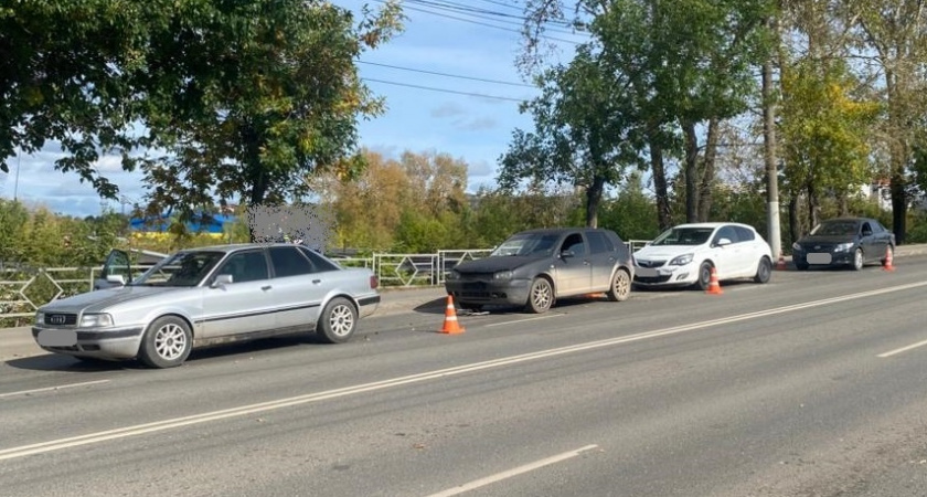 Авария-"паровозик" с четырьмя иномарками произошла на улице Московской в Кирове