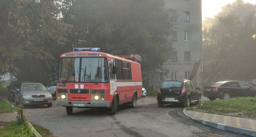 В Кирове 12 человек эвакуировали из пятиэтажки, где вспыхнула квартира