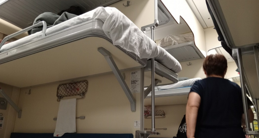 Что делать, если попутчик просит поменяться полками и мешает спать - у закона ответ только один