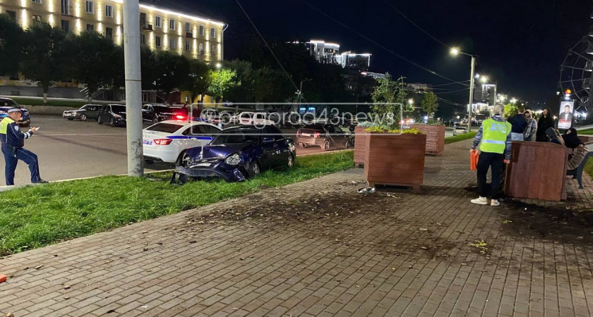 В Кирове машина вылетела с дороги – цветочный контейнер отлетел в двух девочек