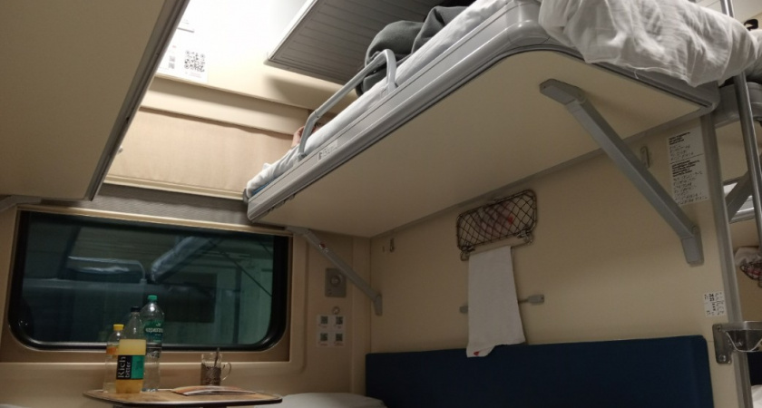 "Не видите, я с ребенком еду - уступите": женщина устроила истерику в поезде, но справедливость взяла свое