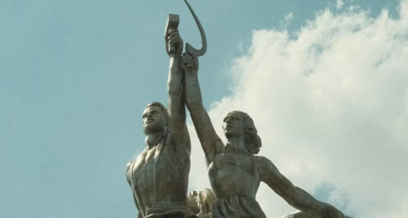 Грандиозный скандал: почему в СССР скульптуру "Рабочий и колхозница" спрятали - одну часть так и не нашли