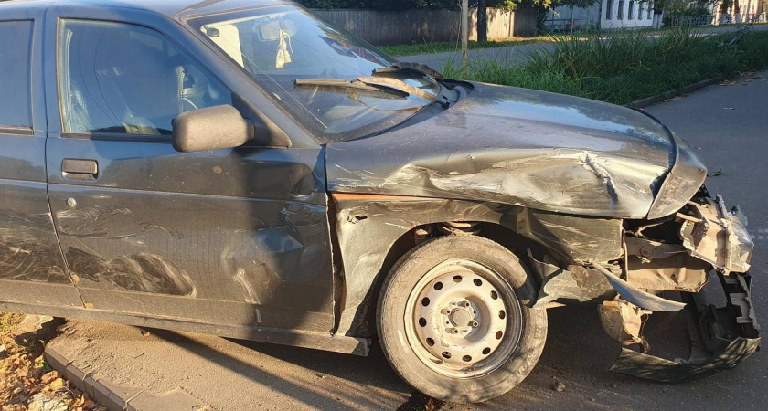 Юноша и девушка пострадали в столкновении двух отечественных авто в Слободском