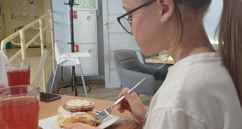 Иностранцы попали в обычную русскую столовую - и не поверили: честная реакция туристов на цены и качество блюд