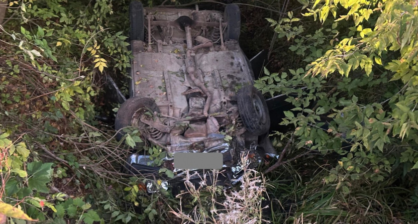 Ночной заезд двух парней по Кирову завершился опрокидыванием в кювет