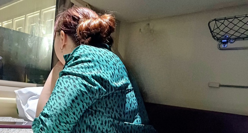 "Чуть со стыда не сгорел!": пассажир уснул в купе без штанов - на утро соседнее место заняла молодая попутчица