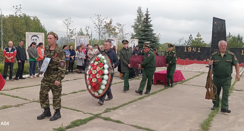 В Малмыжском районе простились с контрактником, погибшим в зоне СВО