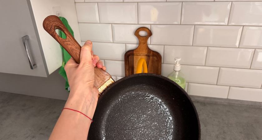 В СССР сковородки рыбой не воняли - умные хозяйки знали один секрет: заливаем и смываем - жир сам уползает в трубу