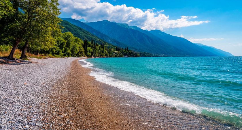 В Абхазии вы сами поспешите отойти от моря с наступлением темноты - и вот почему