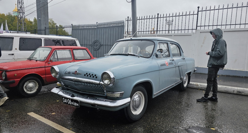 Выставка ретроавтомобилей и литературный фестиваль в Кирове: фоторепортаж с мероприятия, приуроченного ко Дню города (0+)