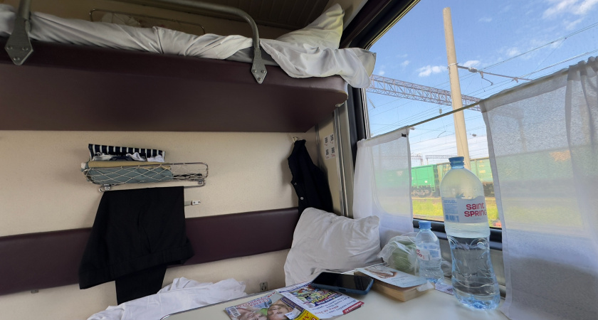 Не поделили столик в плацкарте - пришлось вмешаться полиции: нарушителей сняли с поезда