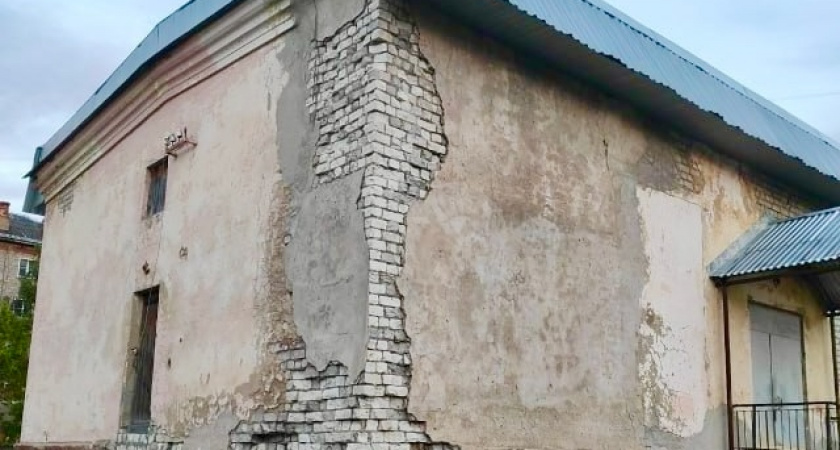 В СК России выясняют, почему юные кировчане учатся в разваливающейся школе