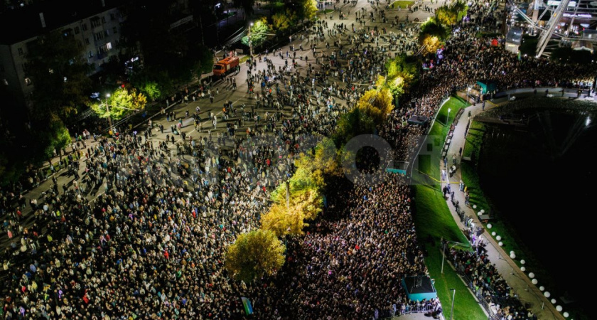 190 тысяч человек посетили открытие нового фонтана в Кирове, заявил губернатор