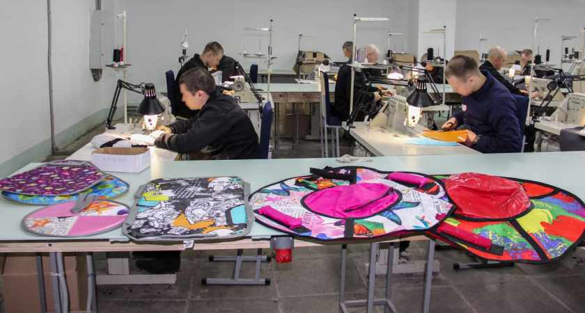 В колониях Кировской области осужденные производят снаряжение для зимних развлечений