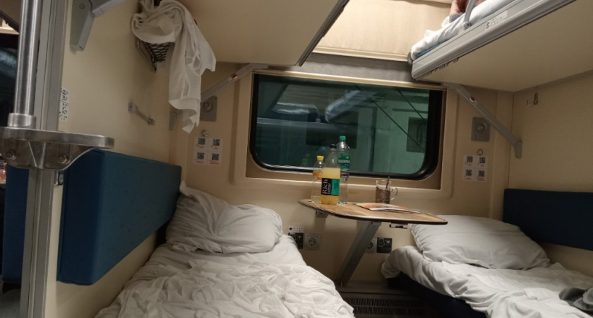 Россиянин полностью выкупил СВ, но проводник подселил любительницу куры-гриль и лука: о комфорте и речи не шло