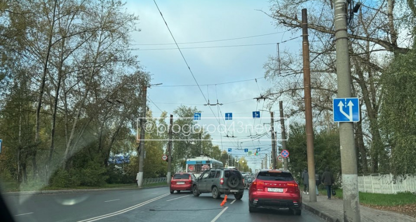 В Кирове аварийные бригады АТП восстанавливают троллейбусные линии в двух местах