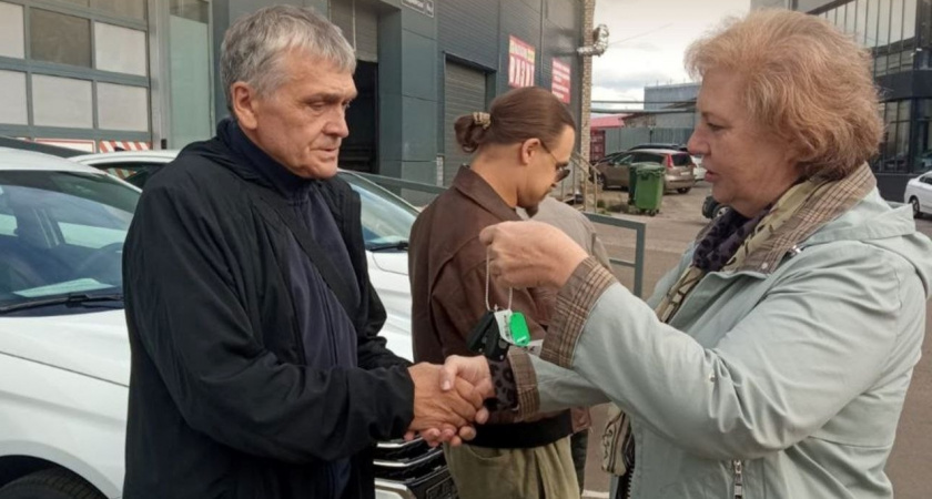 Социальный фонд России передал кировским работникам девять новых машин