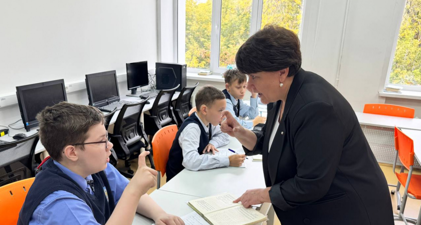 "Учила жестовый язык в процессе работы": как кировский педагог преподает математику детям с нарушением слуха