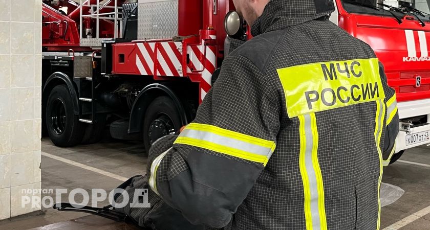 В Кирове легковушка въехала в три припаркованных машины и мотоцикл