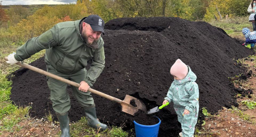 Вячеслав Симаков вместе с внучкой посадил семейное дерево в Чистых прудах