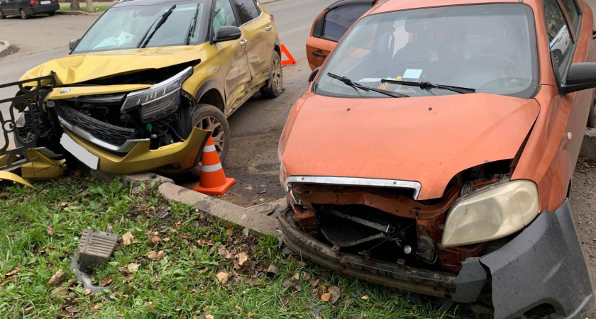 В Кирове в аварии пострадали два человека, включая шестилетнюю девочку