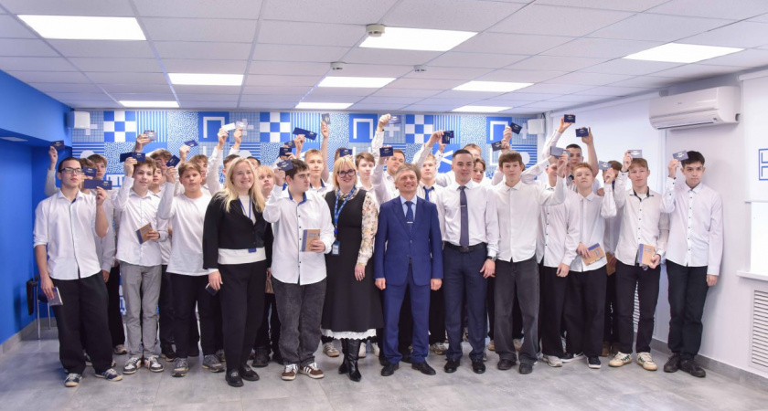 В Кировском колледже промышленности и автомобильного сервиса вручили студенческие билеты будущим газовикам