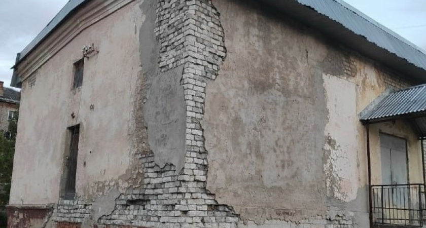 История с разрушающейся кировской школой №73 дошла до Александра Бастрыкина