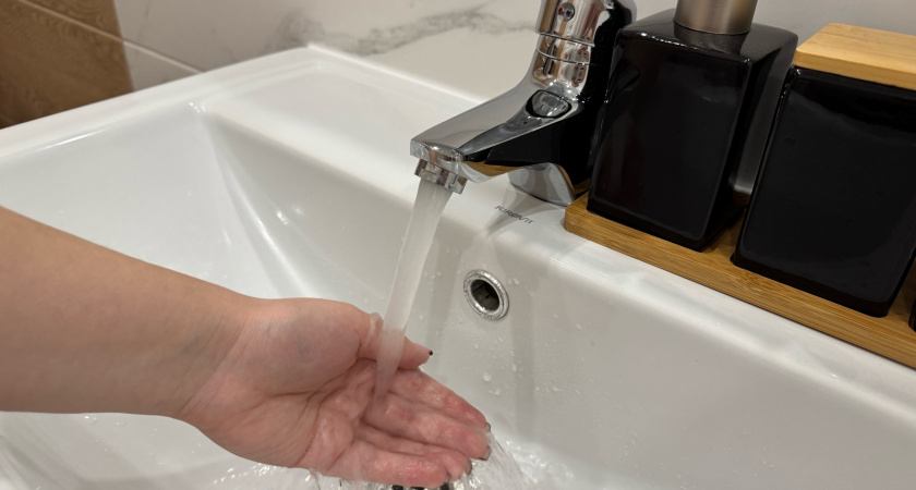 Застрянет в трубах намертво: сантехник назвал "безобидные" вещи, которые мы зря смываем в канализацию - ошибаются почти все