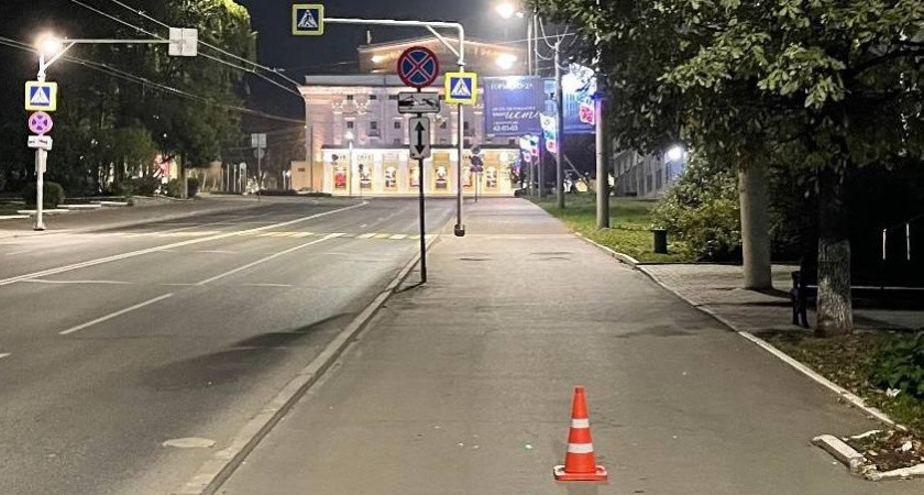 В центре Кирова самокатчик сбил с ног пенсионерку у поликлиники и скрылся