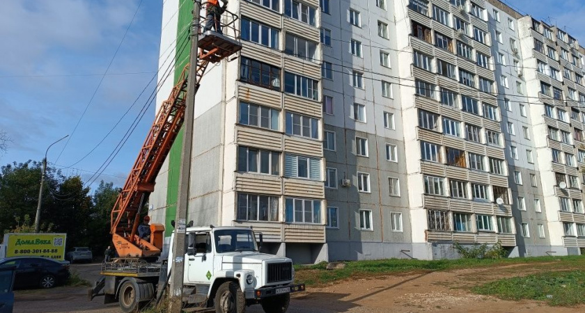 В Кирове ежедневно ремонтируют уличное освещение