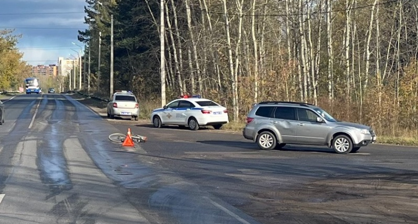 В Кирово-Чепецке велосипедист выехал на трассу и попал под колеса машины
