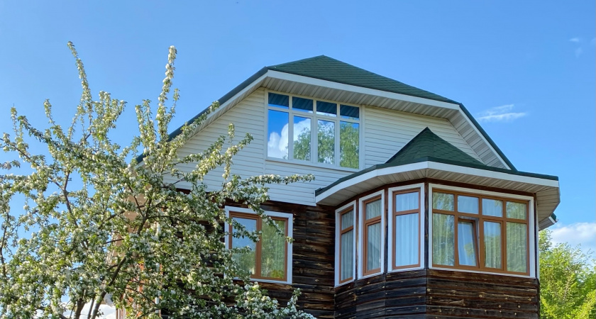 Если бы снова строил дом, не стал бы обшивать акриловым сайдингом - вот что с ним стало за 12 лет