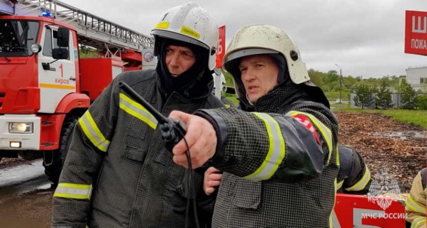 В Кирове 26 огнеборцев тушили пожар в садовом доме