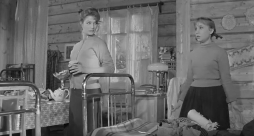 Какие часы подарили Тосе в фильме "Девчата" (0+) - по какой цене их продают сейчас перекупы