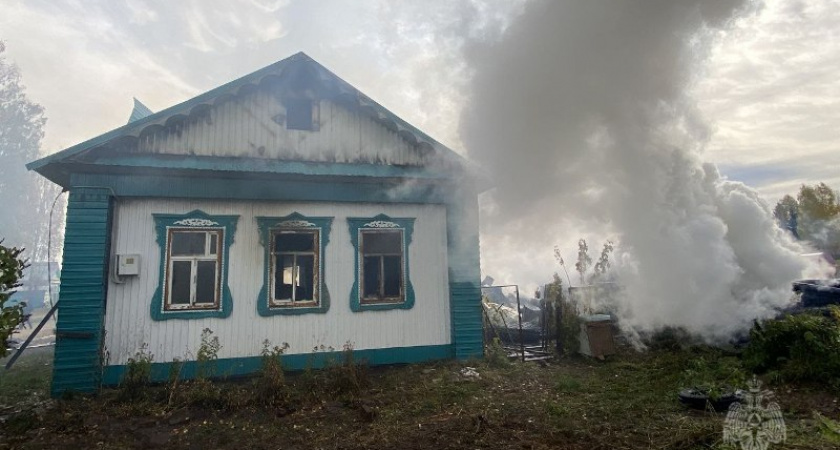 В Кировской области мать с семилетним сыном едва не сгорели в частном доме