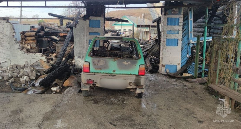 17 сотрудников МЧС России тушили жилой дом с двумя авто под Вятскими Полянами