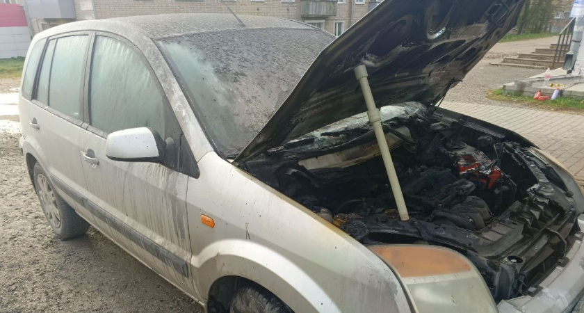 В Омутнинске пожарные потушили иномарку, воспламенившуюся на ходу