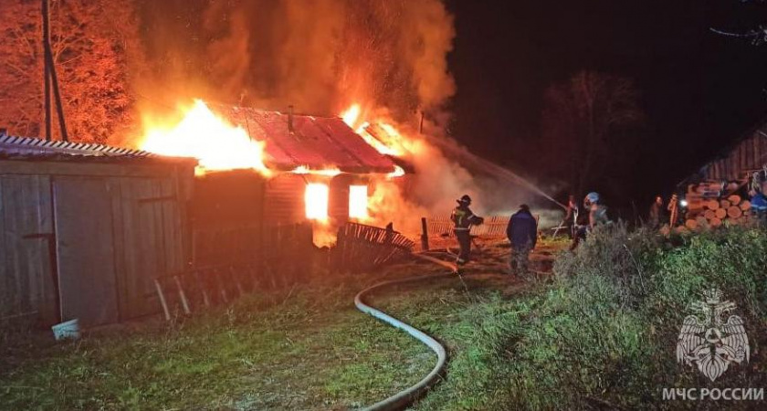 14 спасателей тушили объятый огнем жилой дом в Сунском районе