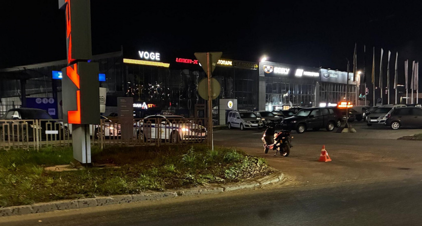 Ночной заезд нетрезвого скутериста по Кирову завершился опрокидыванием