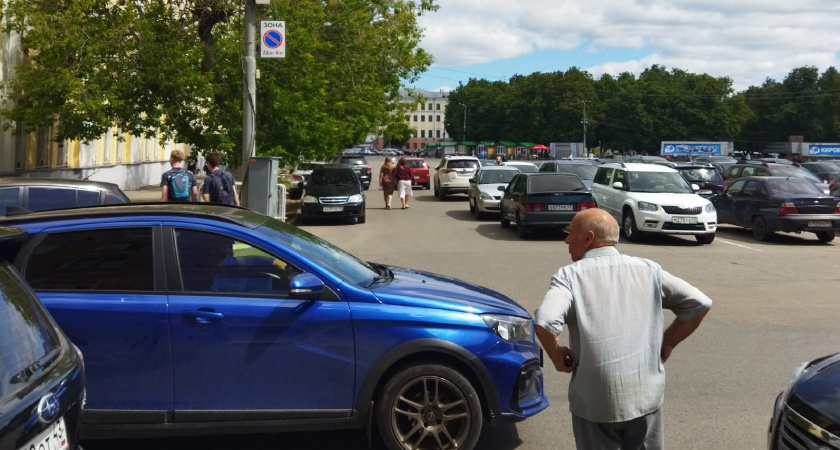 Верховный суд разъяснил, кто имеет право на парковку во дворе: собственники квартир или зарегистрированные жильцы