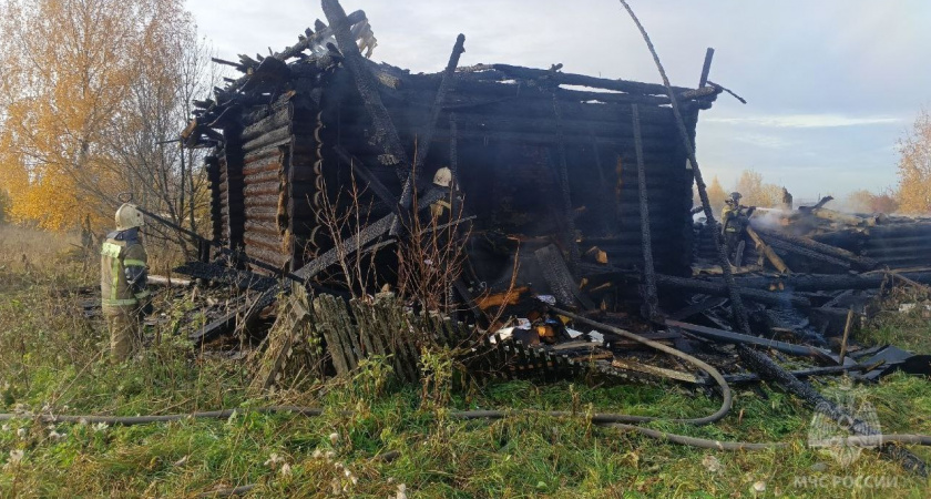 В Омутнинском районе внучка вытащила из горящего дома 93-летнюю бабушку