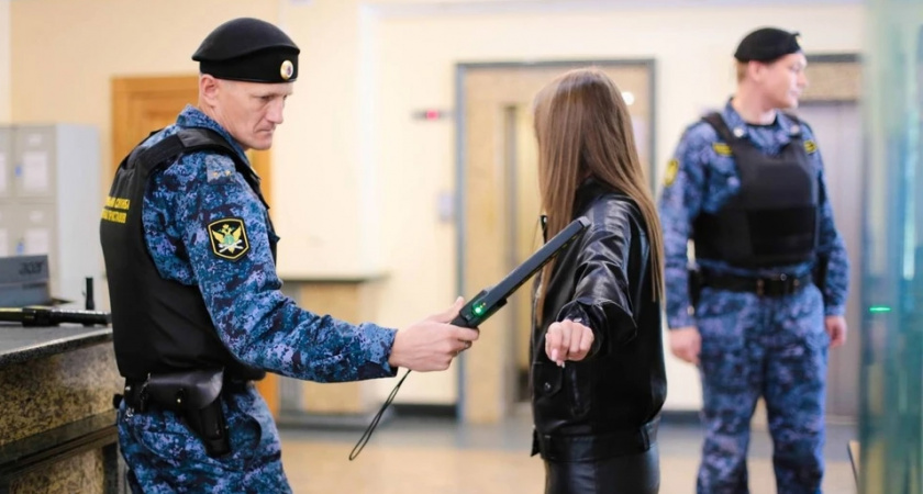 В Кирове женщина пыталась проникнуть в суд с ножом, замаскированным под расческу