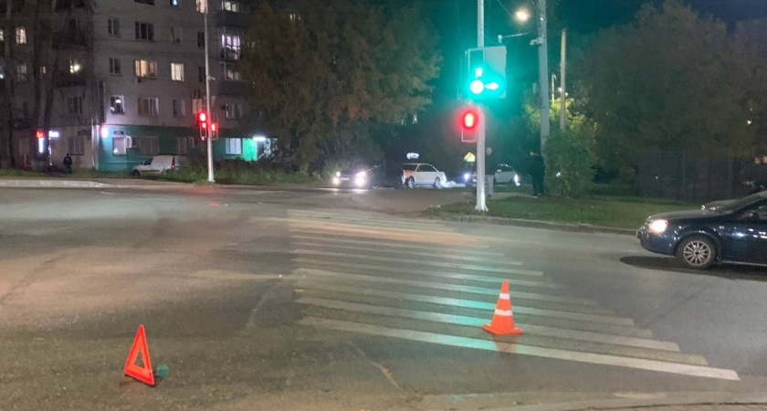 В Кирове на улице Комсомольской водитель "двенадцатой" сбил подростка на зебре