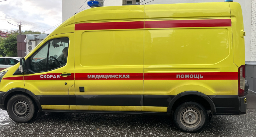 В Кирове в Луговом переулке женщина упала с большой высоты