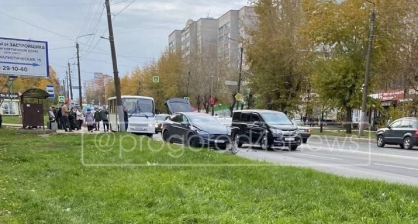 Водитель Hyundai уценил электрокар Tesla на улице Ленина в Кирове