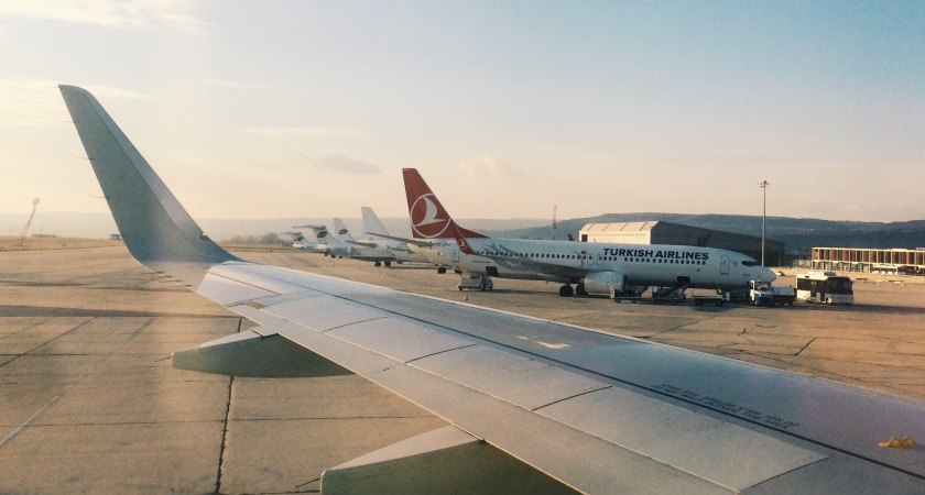 Почему стюардесса прячет руки, когда встречает пассажиров - что от нас скрывают