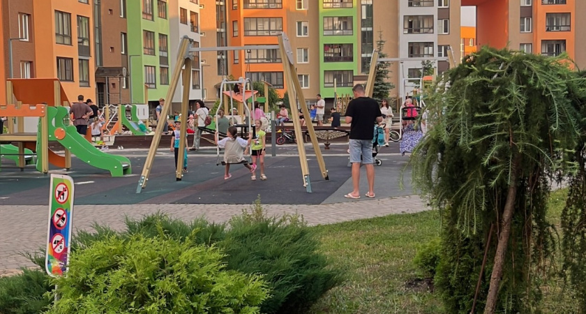 Старинное имя для мальчика быстро набирает популярность: мелодичное, статное и очень красивое - в переводе значит "Бог спасает"