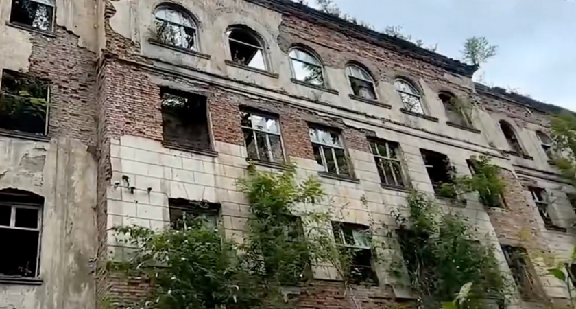 Город-призрак в Абхазии: 40 человек живут среди заброшенных шахтерских квартир